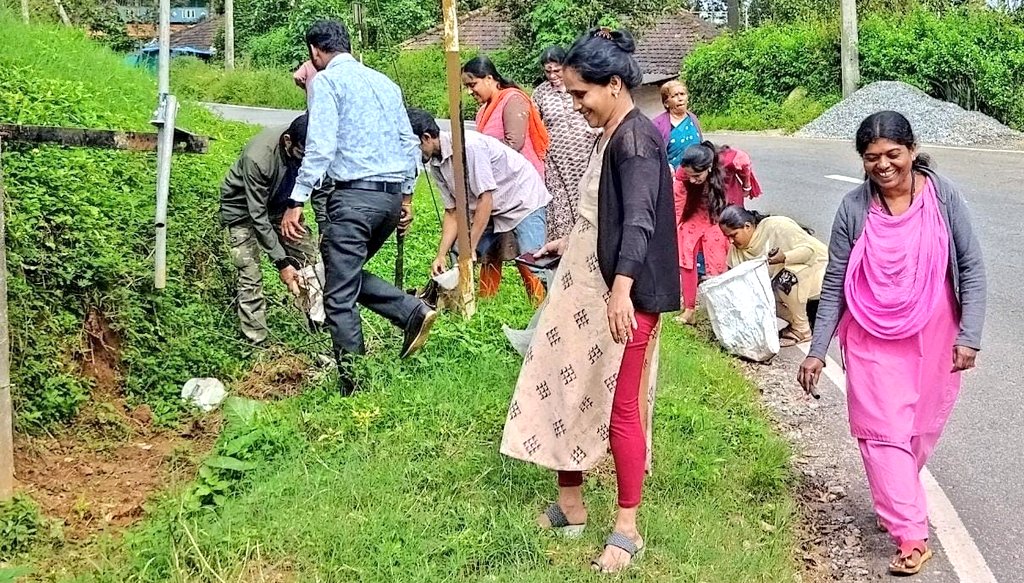 ZP_Kodagu's tweet photo. ಕೊಡಗು ಜಿಲ್ಲೆಯಲ್ಲಿ ನಡೆಯುತ್ತಿರುವ "ಸ್ವಚ್ಛತೆಯೇ ಸೇವೆ" #SwachhataHiSeva2022 ಕಾರ್ಯಕ್ರಮದ ಒಂದು ಝಲಕ್.
#RDPR #RDWSD #Kodagu #SwachhBharathMission #SwachhBharat #Shramadhan @gokRDPR @RDPR_Karnataka @SBMGramin @KodaguVarthe @swachhbharat @mygovindia @Swachhkranti @ShramdaanBharat https://t.co/UUkGPAOB8w