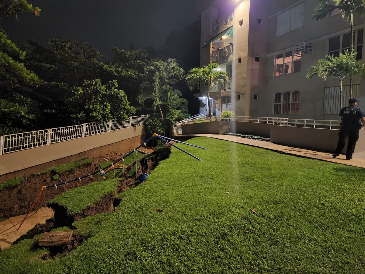 AdamonzonPR's tweet photo. 🚨Deslizamiento de terreno en los apartamentos villas de parkville2, por la avenida lopategui🚨 

Fiona viene a rajarnos el culo! Cuidensen renacuajos https://t.co/aENXUAyUDg