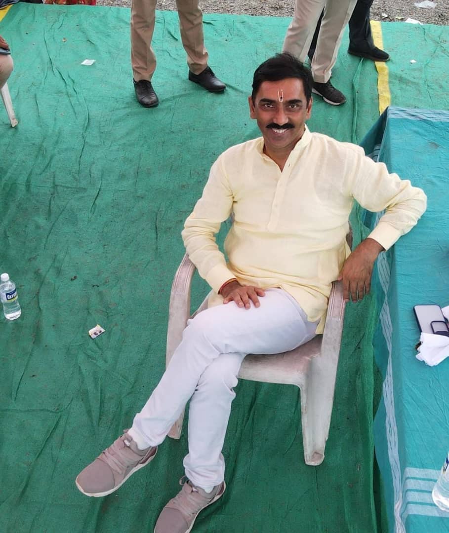 Priyasingh2022's tweet photo. A very good police commissioner working very hard to solve the road traffics and it's a good thing 
#AmitabhGupta https://t.co/LmugExnwj1