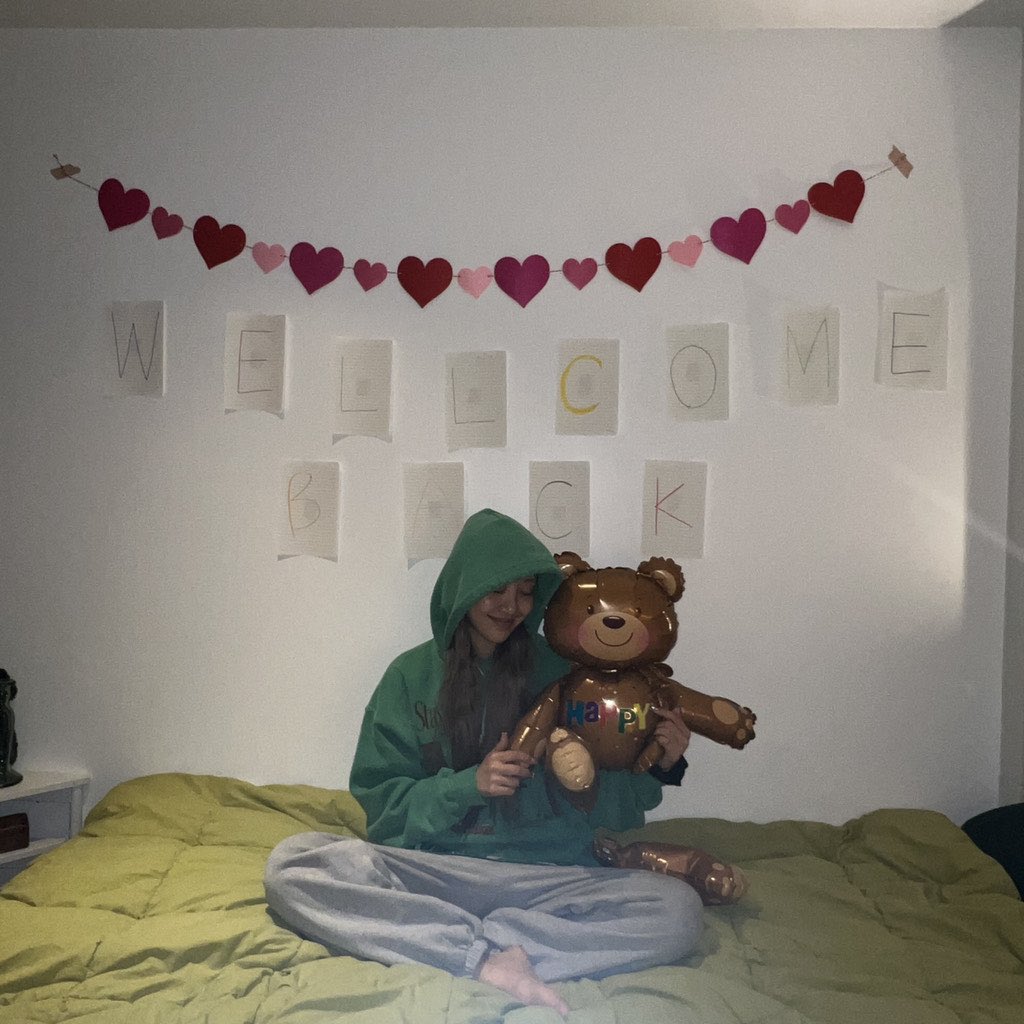 yvepics's tweet photo. welcome back yves 🥺 https://t.co/yRo8cSGk3t