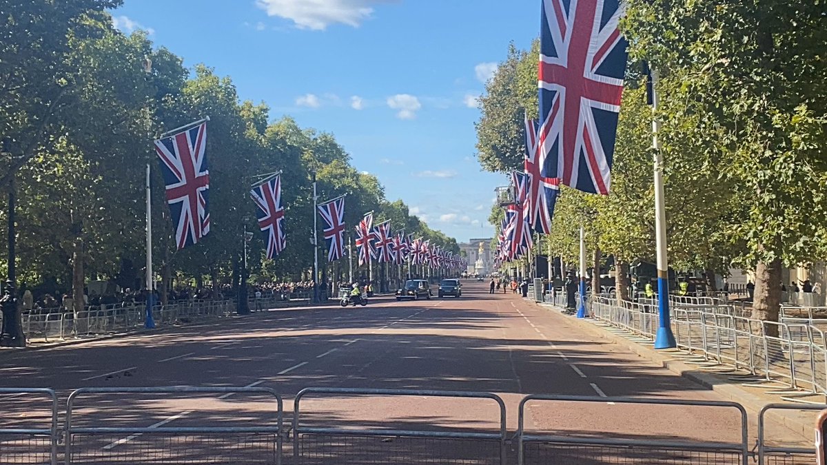 YsgolSantIoan's tweet photo. Four special books in commemoration of Queen Elizabeth II have been laid in the gardens near Buckingham Palace. These books are filled with beautiful prayers, messages and artwork from the children at St.Johns 💖 Diolch am bopeth. Bendith Duw https://t.co/2XWiqXd7Vf