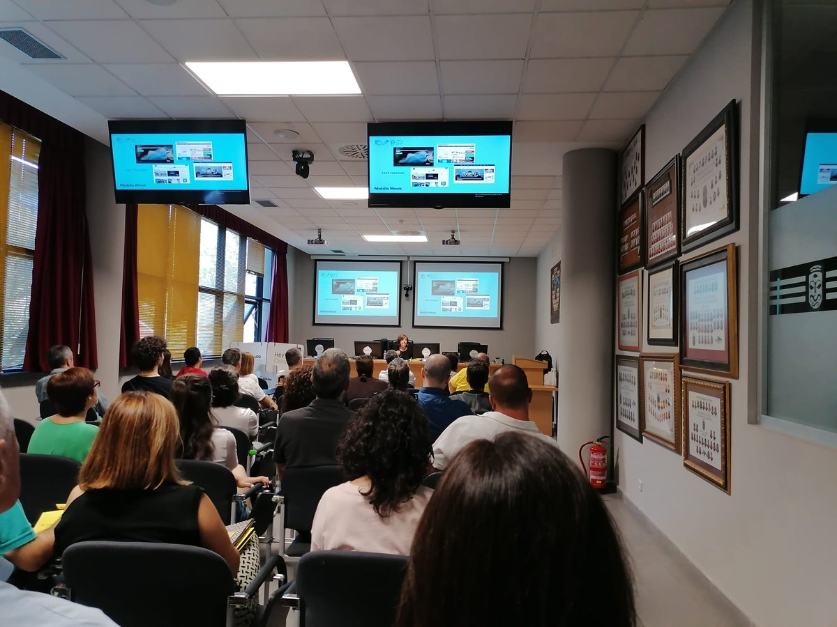 montitas's tweet photo. Fantástica audiencia de madres y padres participando en el #FamilyDay de la @mobileweekou22. Charlamos sobre educar a los adolescentes para combatir la #desinformación con la asociación @learntocheck. ¡Gracias por invitarnos! 🤗 https://t.co/pW8ulPNcYj