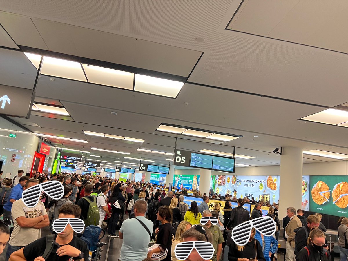 DominiksTweets's tweet photo. @flughafen_wien „derzeit verzögert sich die Gepäckausgabe“ - wäre es nicht angebracht zu sagen warum dem so ist? Die Halle ist g‘steckt voll…ich bin inzwischen vor einer Stunde gelandet 👎 https://t.co/GNhglJzNaJ