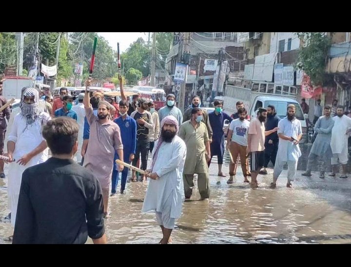 1st pic:
Sikh brothers at a Sabeel in Arbaeen Juloos

2nd pic:
Fake lovers of Sahaba and RasoolAllah (s) attacking a Arbaeen Juloos in Sialkot
#SialkotJuloosAttack