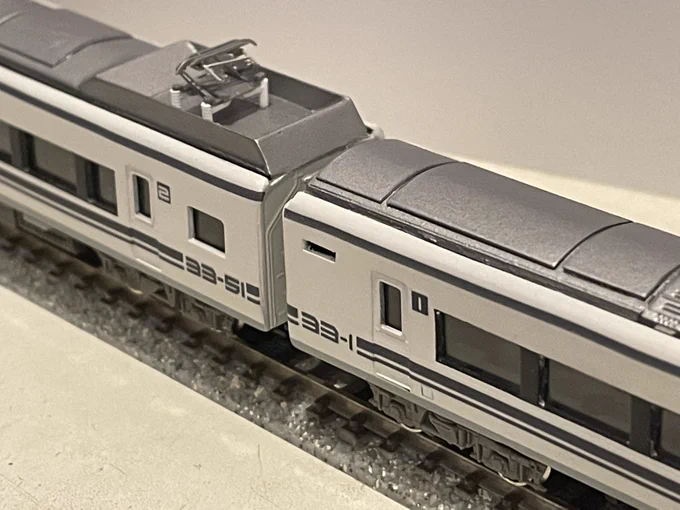 先日から作ってる作品の紹介です!「全力でカッコいいものを作る」というテーマで鉄道模型を創作してます!車両名は「33形」で、クラシックカーのデザインを参考に造形しており、ライト周りには力を入れて作りました! 