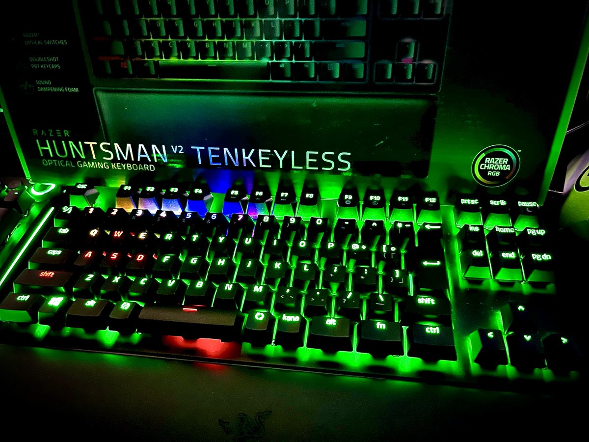 shigezo_Eito's tweet photo. FPSを極めるのなら!?マウスが動く場所(TKL)
キーボードの反応速度(8000HZ)って事で
紫軸のClickyOptical を購入。
もう一台のAnalog版はキー押した時の感じが
どうも好きになれないのよ(静かでスコスコ)
やっぱりさ、⌨は(カチャカチャ)やろ!😍
#Razer #HuntsmanV2 #ClickyOptical #APEX https://t.co/7jATF3owMA