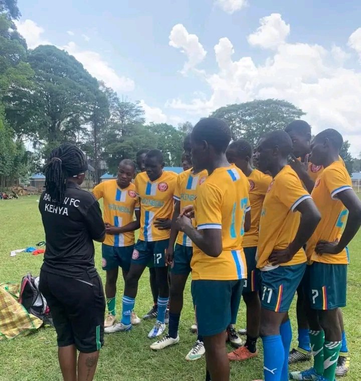 FutureStarsFoo5's tweet photo. Coach Mildred Cheche of @RainbowFCKenya_ doing great work in players' development. Wish her good luck! 
#FSFA #RainbowFC #CoachMildred 
#SSOT 
📸|@RainbowFCKenya_ https://t.co/WWNs6mhnO1