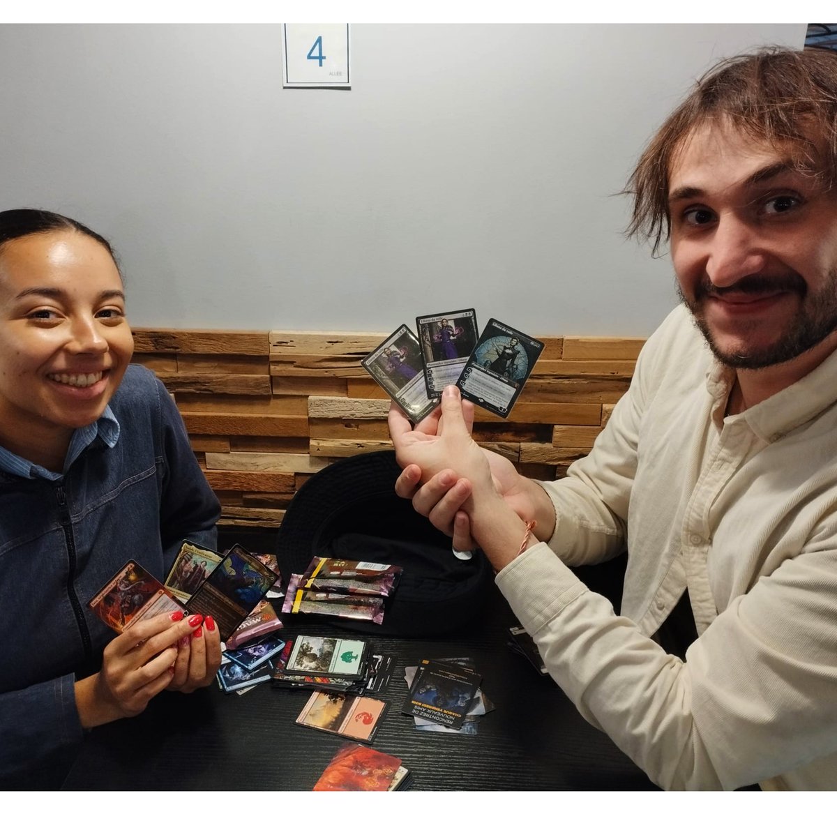 Chez MagicCorporation, hier soir, Le résultat d'1 ptite ouverture de 10 Set boosters. Des clients chanceux qui semblent être partis heureux 😎
Retrouve boosters <a href="/WizardsMTG/">Magic The Gathering</a> et Accessoires <a href="/UltraProIntl/">Ultra PRO</a> sur boutique.magiccorporation.com

#mtglocalstore #wpnpremium
⚔️ Join the fight ⚔️