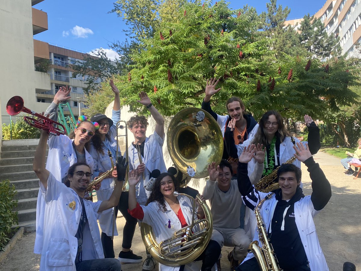 🔴🟠 Le square Gustave Mesureur accueille le CQ4, l’Association des Parents d’élèves des écoles Jenner et Jeanne d’Arc et les habitants pour un pique-nique participatif… ouvert par la fanfare Bichat Blouse Brothers 🎺🎷🥁 pour présenter leur projet au Budget Participatif 🗳