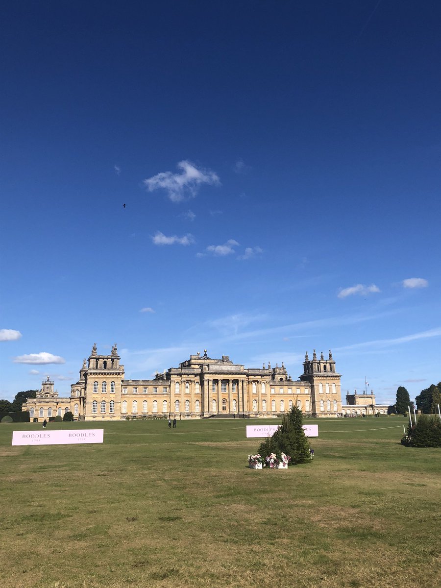 oliviamartin230's tweet photo. Sunny Saturday watching the cross country round of @BlenheimHorse with a rather lovely backdrop π #BPIHT https://t.co/Tn30080XiK