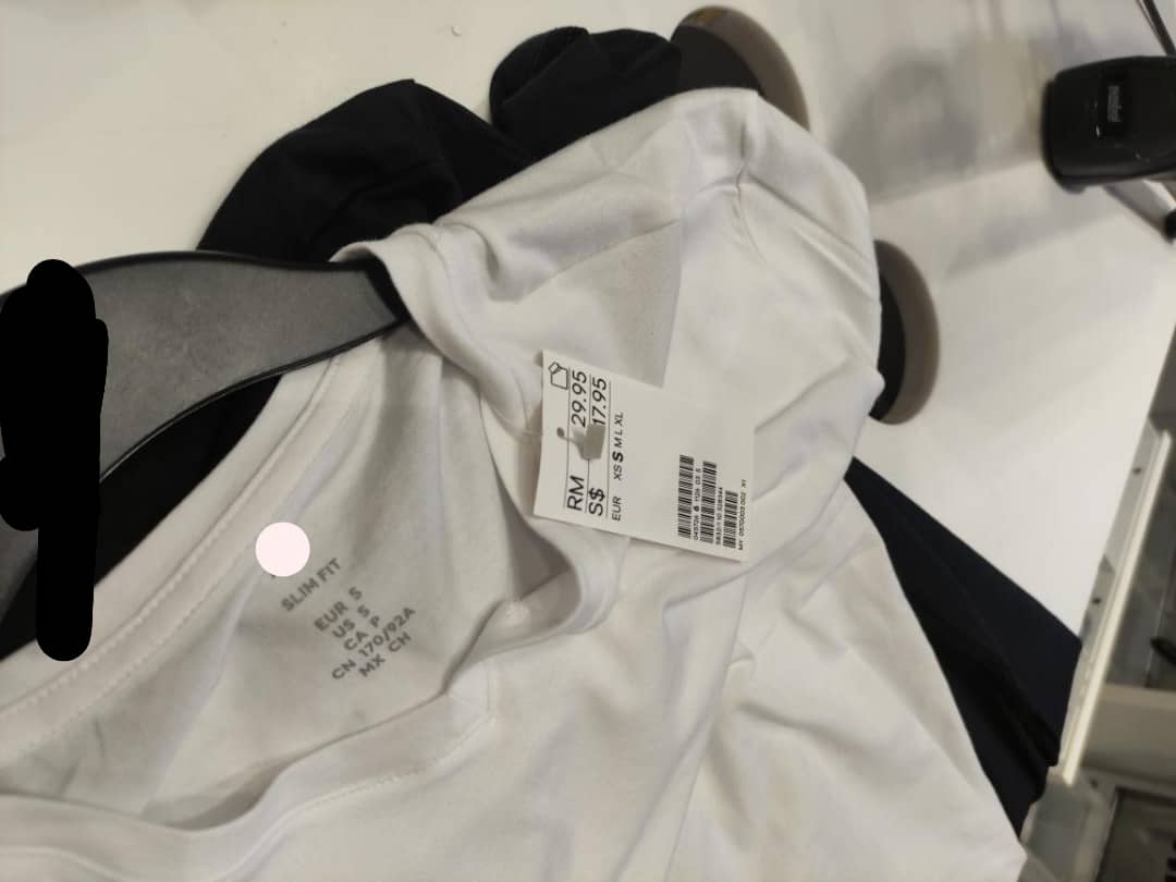 nas_rahmann's tweet photo. Pernah tak masa korang shopping, barang yang korang amik tu harga murah then bila sampai kat cashier, cashier scan harga yang lagi tinggi?

Aku pernah kena.

Harga baju aku amik RM 29.95, sampai kat cashier dia scan RM 40.00.

Apa nak buat dalam situasi macam ni? https://t.co/uQiWGqQOlJ