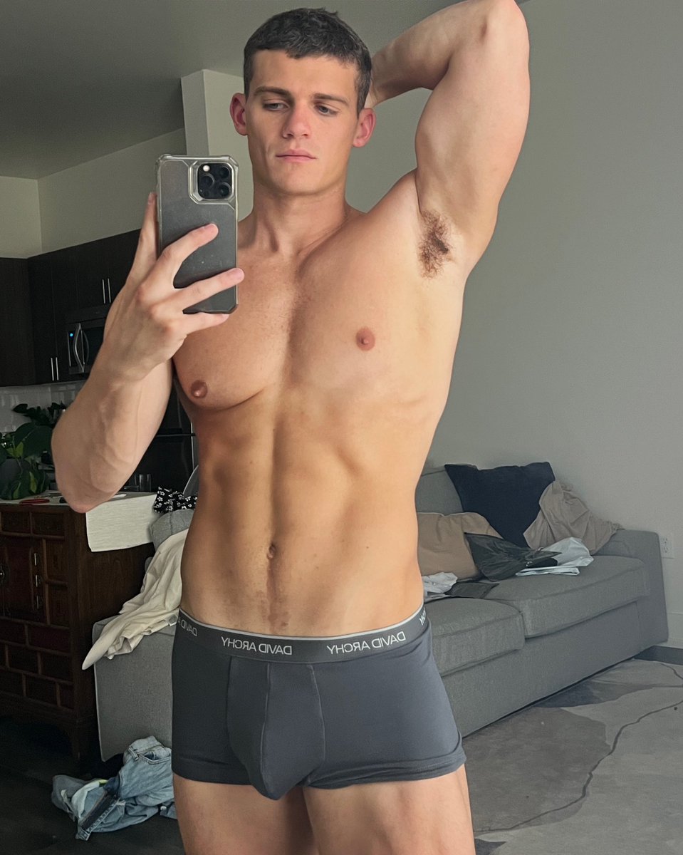 reggiekentworth's tweet photo. Study then gym time https://t.co/7VHwcUxsl0