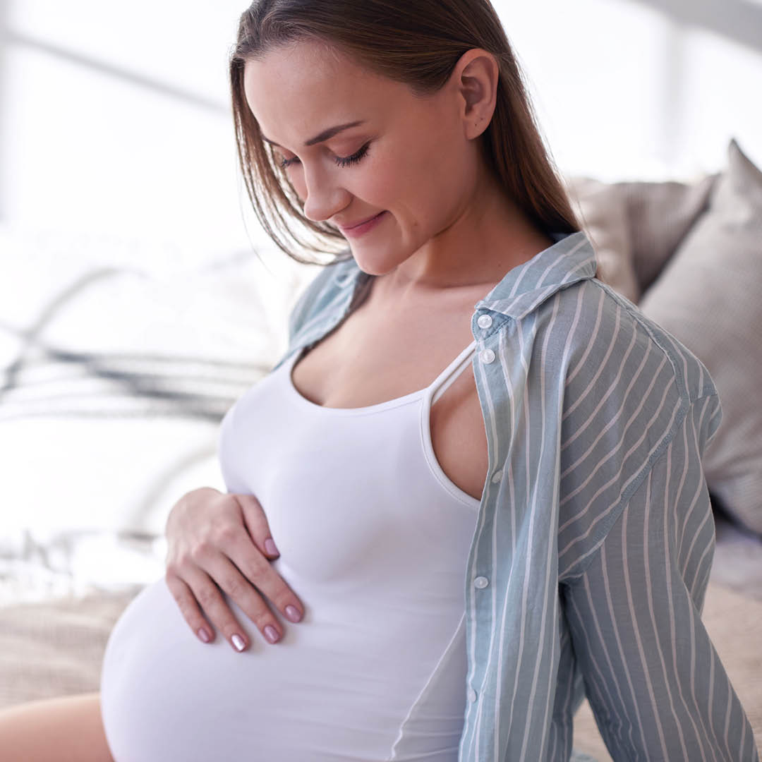 🤰#Schwangerschaft: Von Baby-Glow bis #Akne. Die Hormone #Östrogen und Progesteron haben dabei einen besonderen Einfluss. Am häufigsten sind:
📌 #Schwangerschaftsstreifen
📌 Trockene Haut und Juckreiz
📌 Fettige Haut/Schwangerschaftsakne
📌 Hyperpigmentierungen bzw. Melasmen