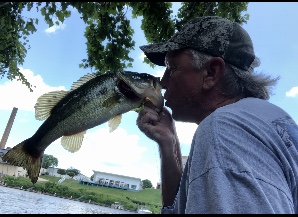 fisherratic's tweet image. i have to kiss some bass once in awhile   #bassmaster #largemouthbass #livetofish #fisherratic