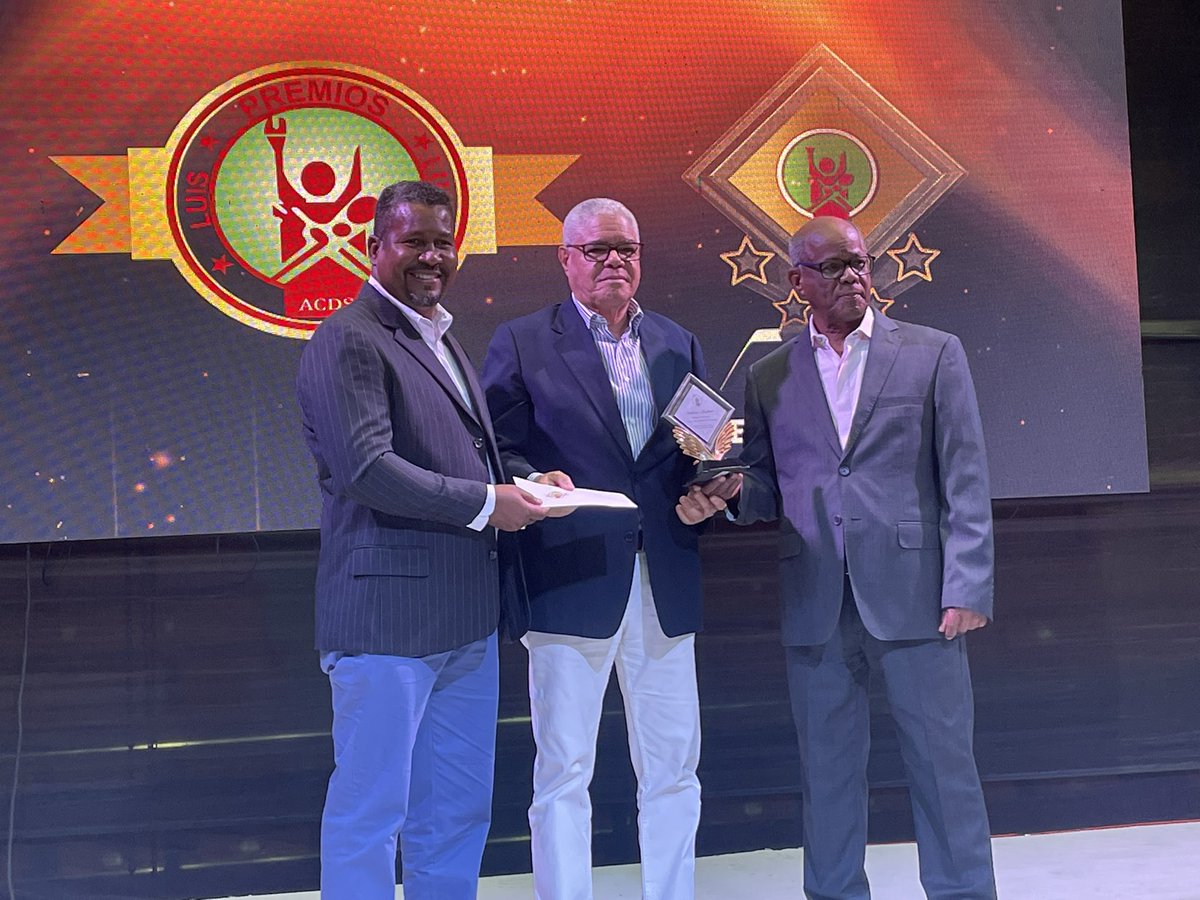 ACDPOP037's tweet photo. Elvis Gutiérrez, presidente de la ACDPOP, entrega junto César Delmonte Consuegra, el premio Cronista Televisivo del Año a Santana Martínez, en los Orenios Luis Luque de la Asociación de Cronistas Deportivos de Santiago (ACDS). https://t.co/6LTTNRolll