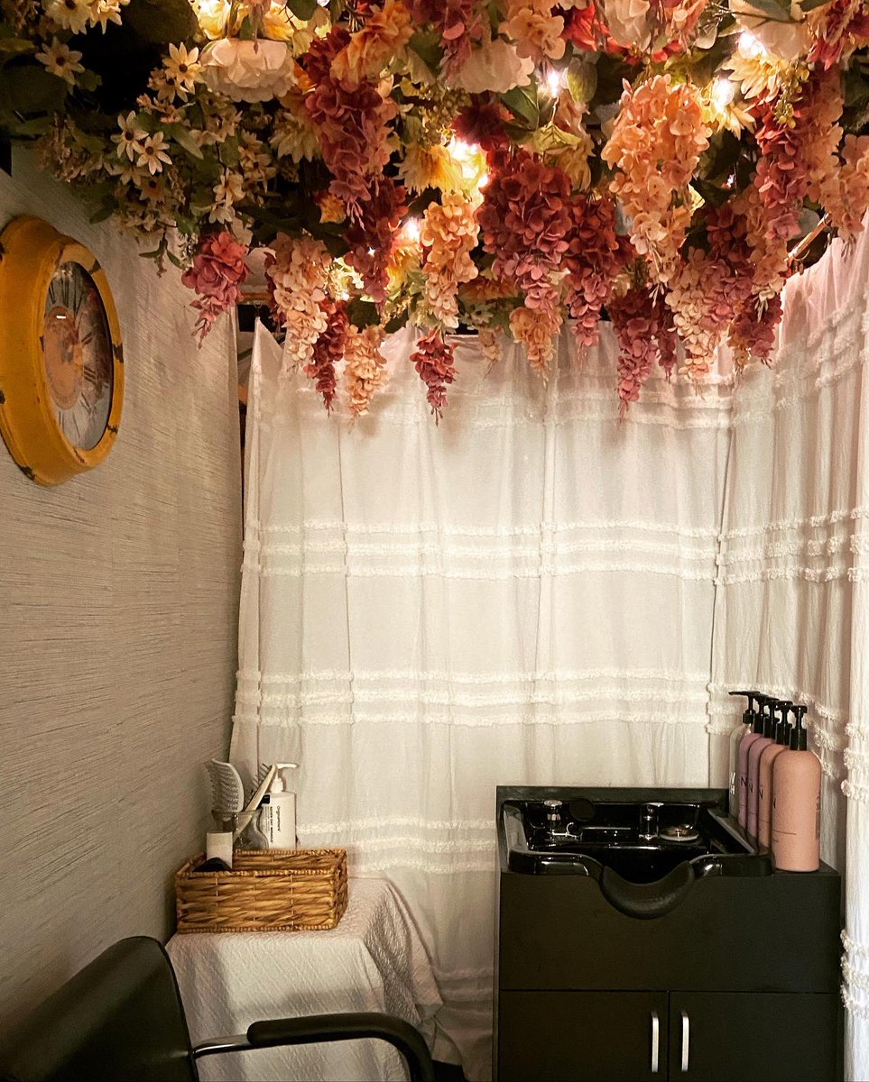 gibsonchop's tweet photo. A hair guest spends a lot of money enhancing their crown 👑 of glory. Why not give them something to view above them, while in the shampoo bowl getting toned, massaged or scrubbed? 😎 My shampoo area these days.💆‍♀️ #newwash #hairstory #intelligentbeauty #gibsonchop #scalptherapy https://t.co/k5xq6KqNn9