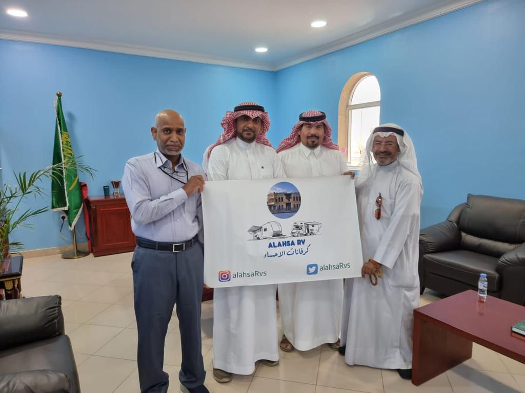 صورة جماعية لأعضاء كرفانات الاحساء مع رئيس بلدية شاطئ العقير المهندس حسن الغوينم اثناء الاجتماع التشاوري للوقوف على مشروع زيادة عدد المواقف بشاطئ العقير وتم خلال الاجتماع مناقشة الاعمال الحالية بالمواقف. وبهذة المناسبة يتقدم اعضاء كرفانات الاحساء بالشكر والتقدير للمهندس.