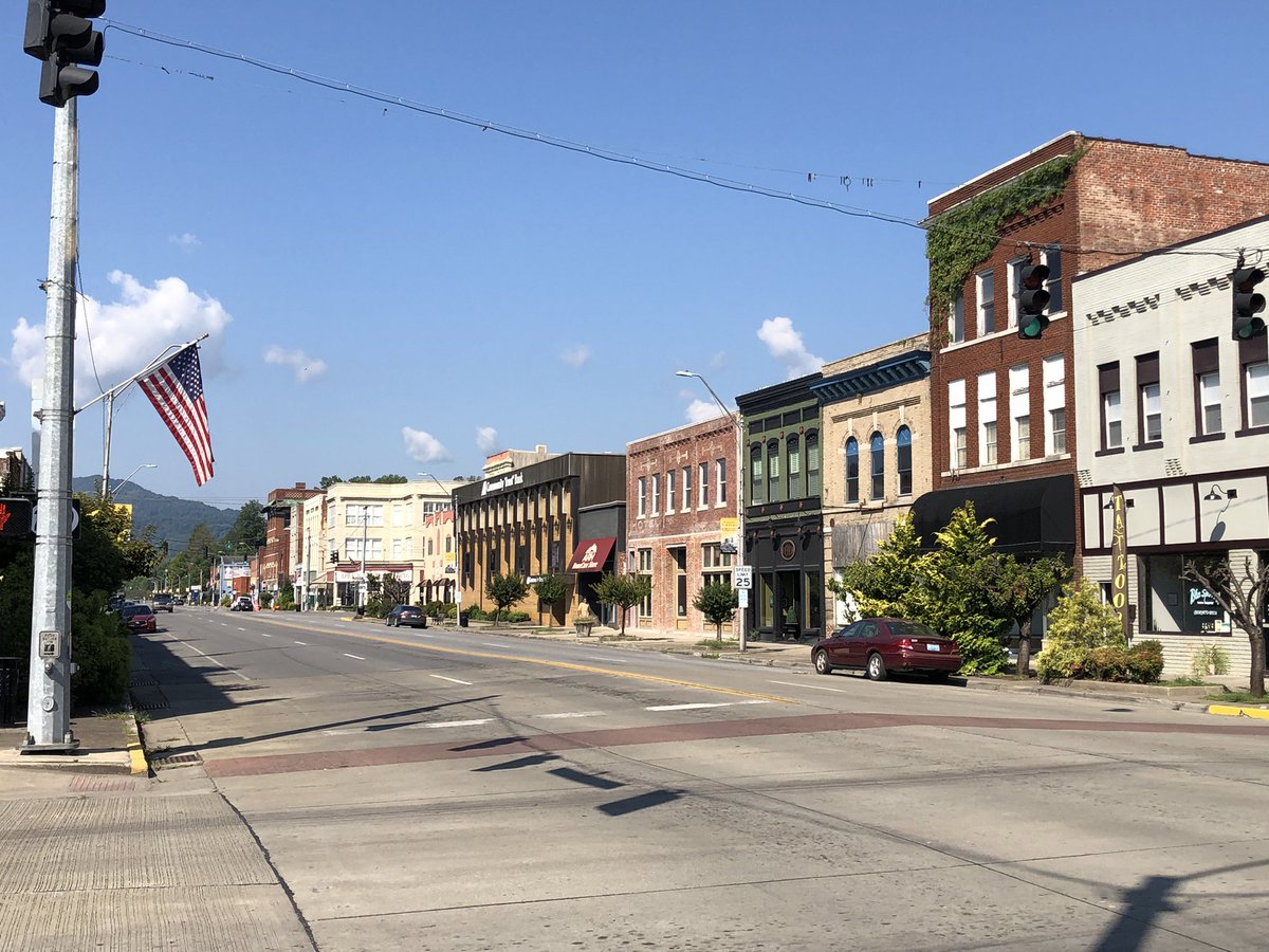 AldrichWxFox56's tweet photo. I found mostly sunny skies today in Middlesboro, KY, Bell County.  “Middlesboro is built entirely within a meteorite impact crater which is 3.6 miles across.”
https://t.co/gmFFoW7OZv
@FOX56News #kywx #fox56wx
#FOX56KentuckySpotlight https://t.co/RIvJWG0PU0