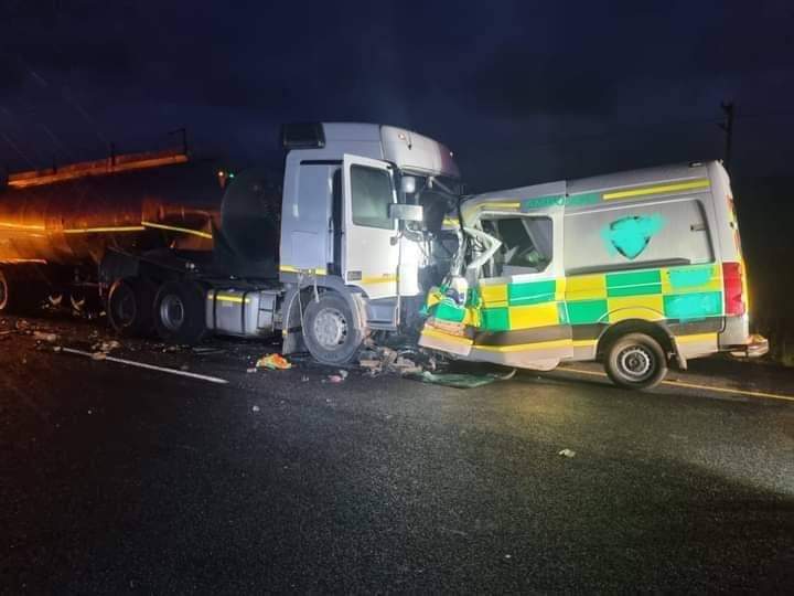 Veetra__'s tweet photo. 18 September 2022, Worcester: Two Western Cape EMS officers have been killed in a head-on collision on the R43 Wolseley / Ceres road near Botha Wine Cellar outside Worcester. https://t.co/U8dbg1MTaB