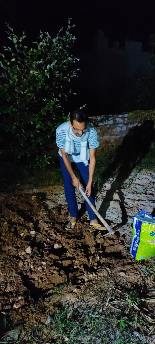 PintuPahadi's tweet photo. किचिन गार्डन में सब्जियां उगाने के कार्य चल रहा है दिन मे तापमान अधिक रहता है शाम को लगाने से रात भर मे पौधे अनुकूल हो जाते है सक्सेस के चांस काफी ज्यादा बढ़ जाते है

प्रयास करें सब्जियों को ट्रांसप्लांट करने का कार्य शाम के समय ही करें किचिन गार्डन को जरूर अपनाएं

@PintuPahadi https://t.co/M9ylkBQjRe