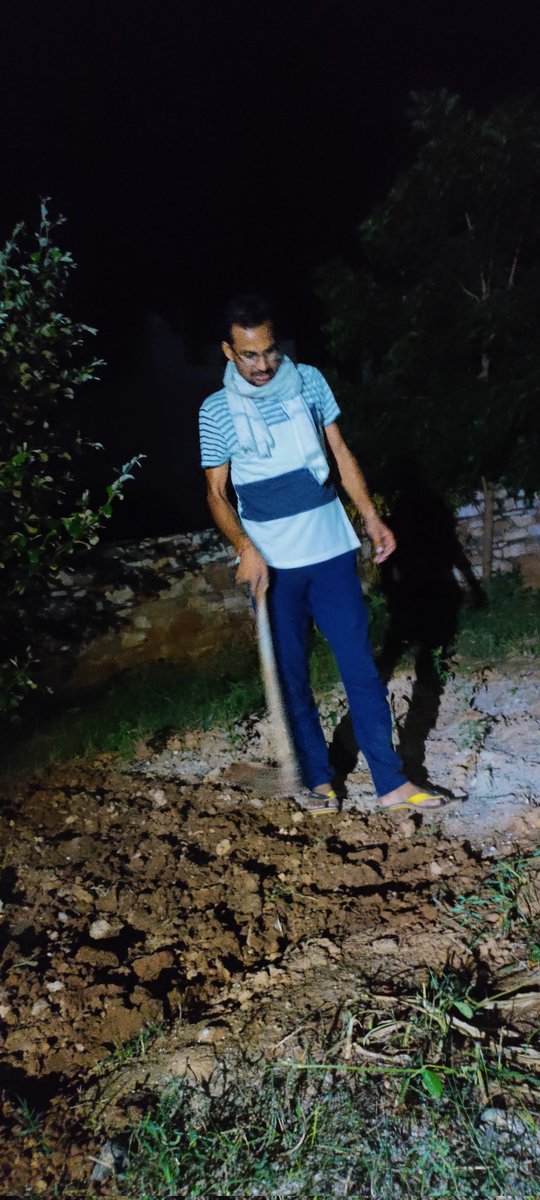 PintuPahadi's tweet photo. किचिन गार्डन में सब्जियां उगाने के कार्य चल रहा है दिन मे तापमान अधिक रहता है शाम को लगाने से रात भर मे पौधे अनुकूल हो जाते है सक्सेस के चांस काफी ज्यादा बढ़ जाते है

प्रयास करें सब्जियों को ट्रांसप्लांट करने का कार्य शाम के समय ही करें किचिन गार्डन को जरूर अपनाएं

@PintuPahadi https://t.co/M9ylkBQjRe