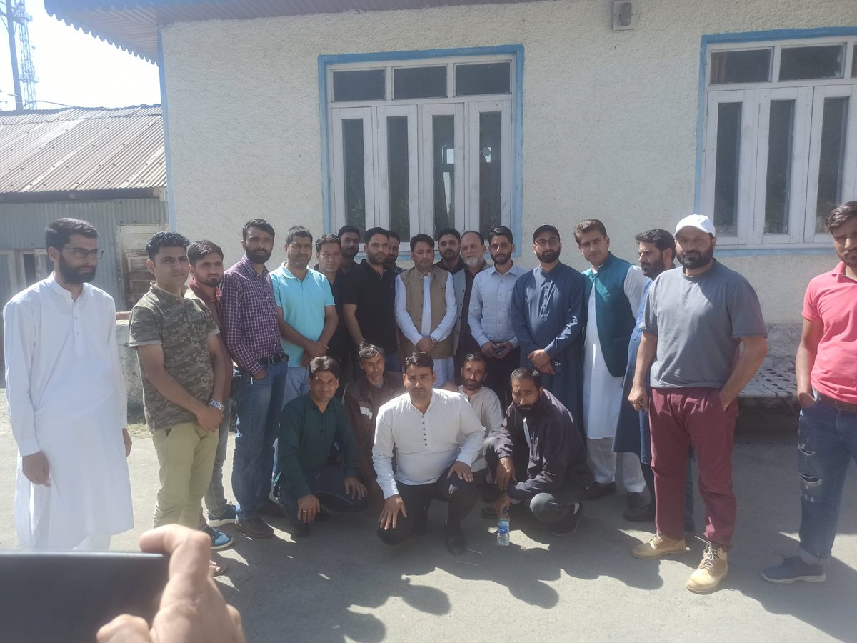 SamirIqbal_'s tweet photo. Presided meeting with office bearers of district kupwara @YNCJK was accompanied by zone vice president #farat mir &amp; zone joint Secretary @Bhatlateef4 @adv_bhattanvir @MagrayAdvocate.The meeting was organized by District President kupwara @Adv_A_R_Malik . https://t.co/xthDi6P84q