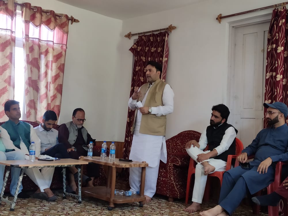 SamirIqbal_'s tweet photo. Presided meeting with office bearers of district kupwara @YNCJK was accompanied by zone vice president #farat mir &amp; zone joint Secretary @Bhatlateef4 @adv_bhattanvir @MagrayAdvocate.The meeting was organized by District President kupwara @Adv_A_R_Malik . https://t.co/xthDi6P84q