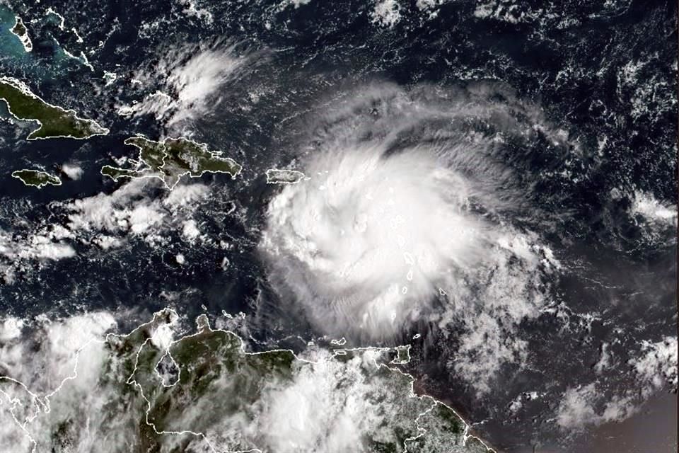 informando24h's tweet photo. #Fiona se convierte en huracán y se dirige a #PuertoRico https://t.co/7EawEa5I7d vía @informando24h https://t.co/HQR6HX6hU5