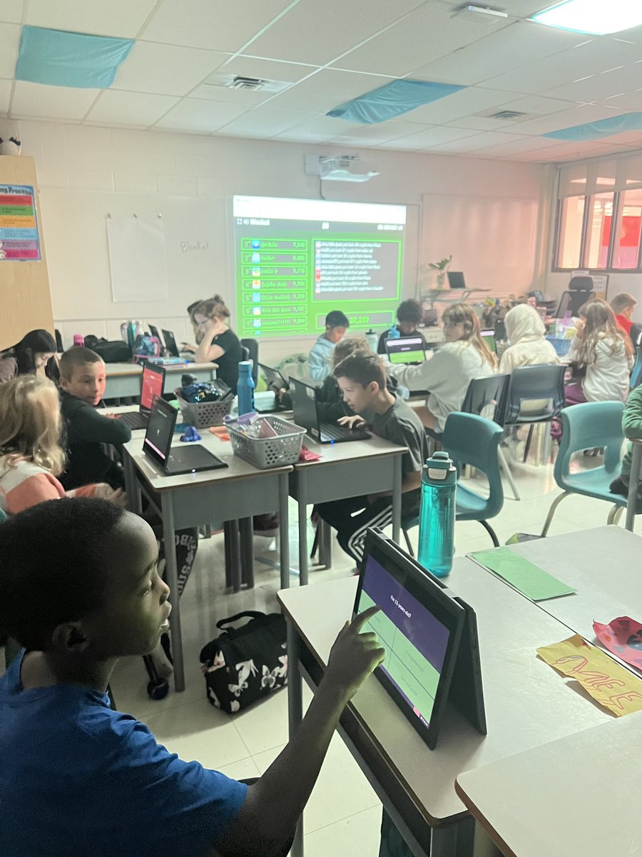 MmeRizzo's tweet photo. Getting our Fun Fridays started with our Blooket about French greetings! Bonne fin de semaine!
@PATocsb https://t.co/gQ1Cepu6FW