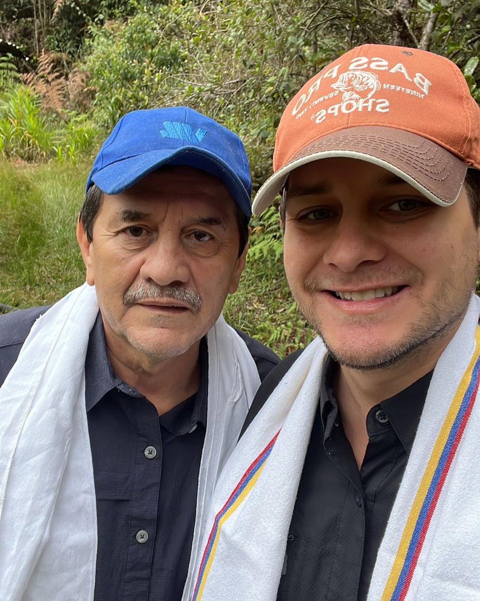AlfonsoPintoFra's tweet photo. De mi padre he aprendido sobre el trabajo en el campo y su importancia en la economía de #Santander. Son 75 municipios del departamento donde se cultiva el grano de café y de esta actividad dependen más de 32 mil familias. #87Razones https://t.co/lPtUxzDliZ