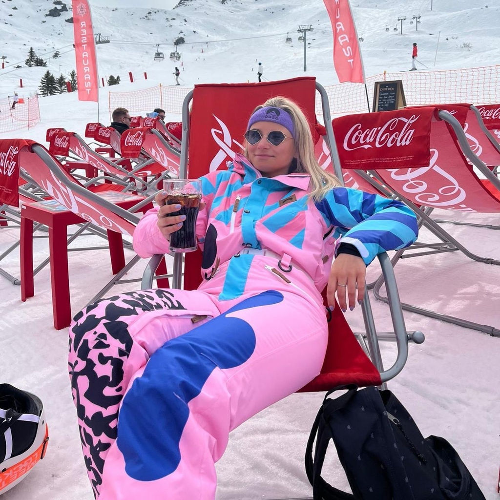 Do not disturb 🚨 Just living my best life in my bright pink ski suit 💥
