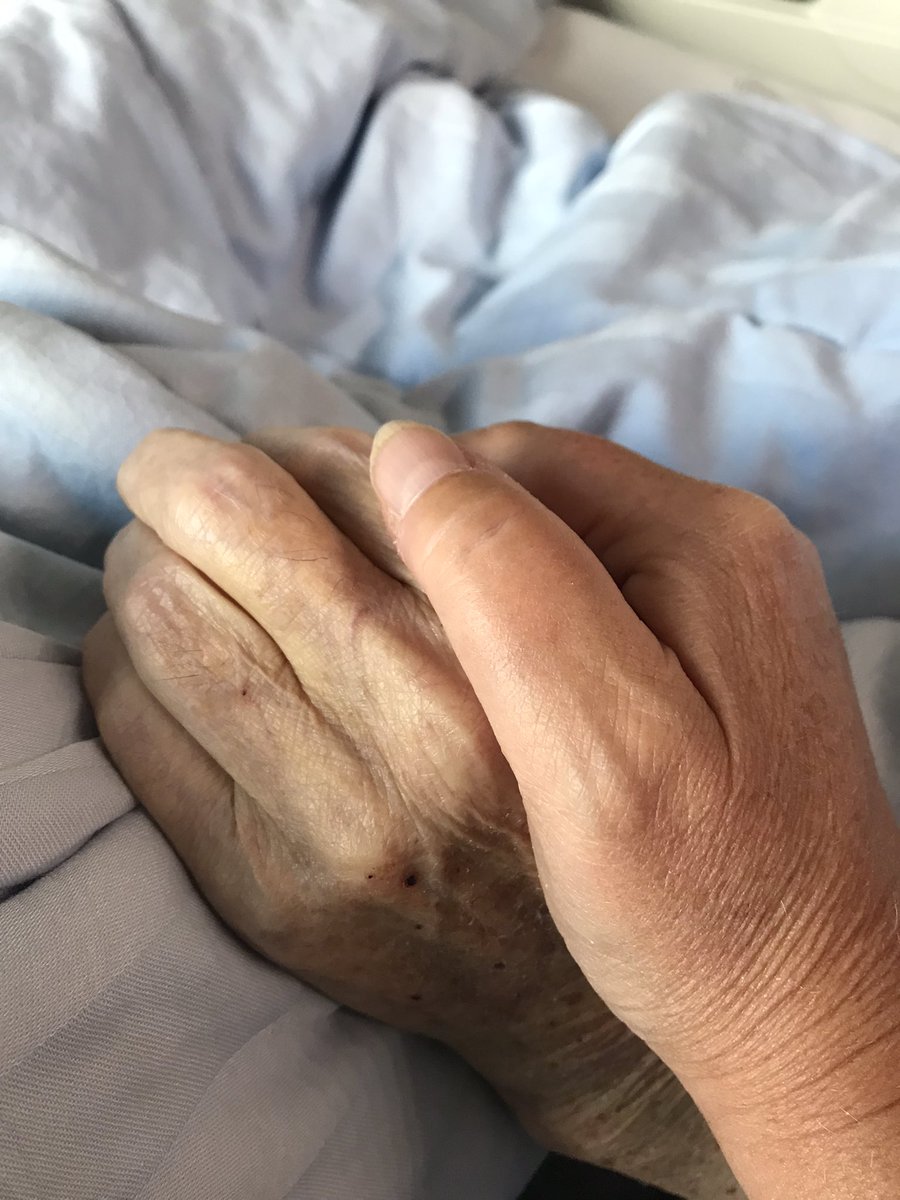 Gekreukte lakens, gekreukte levens. En veel liefde daartussen.
Mijn papa en ik, hebben elkaar veel te weinig maar altijd heel graag gezien. En dat is, uiteindelijk, wat telt. Wat blijft. 
Goeie reis, papa. ❤️💔