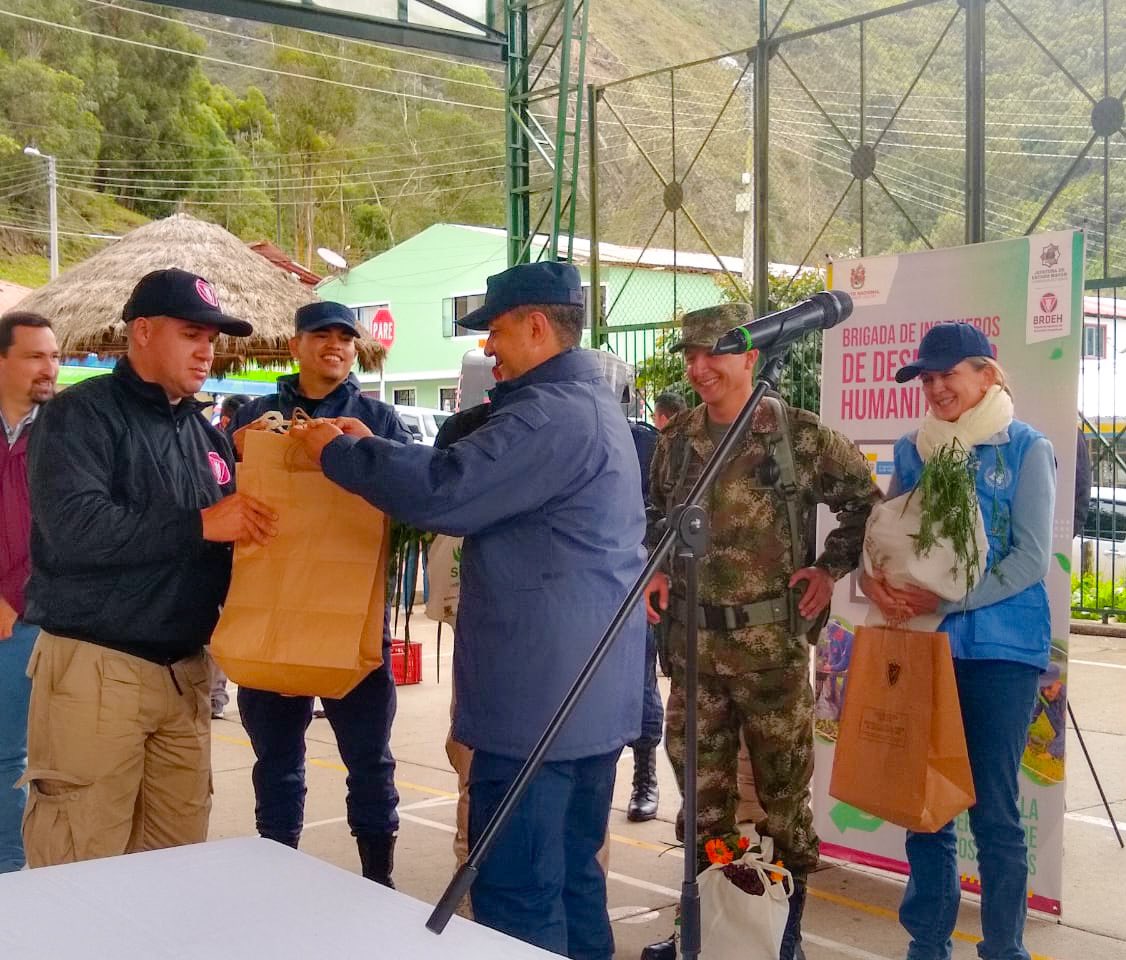 MisionONUCol's tweet photo. Acompañamos a @ConsejeriaDePaz a recibir certificación como “territorio libre de sospecha de contaminación de minas antipersonal”, otorgado por Brigada de Ingenieros de Desminado Humanitario en la localidad de #Sumapaz. Un logro de la implementación del #AcuerdoDePaz en Bogotá. https://t.co/sGSioi0nfK