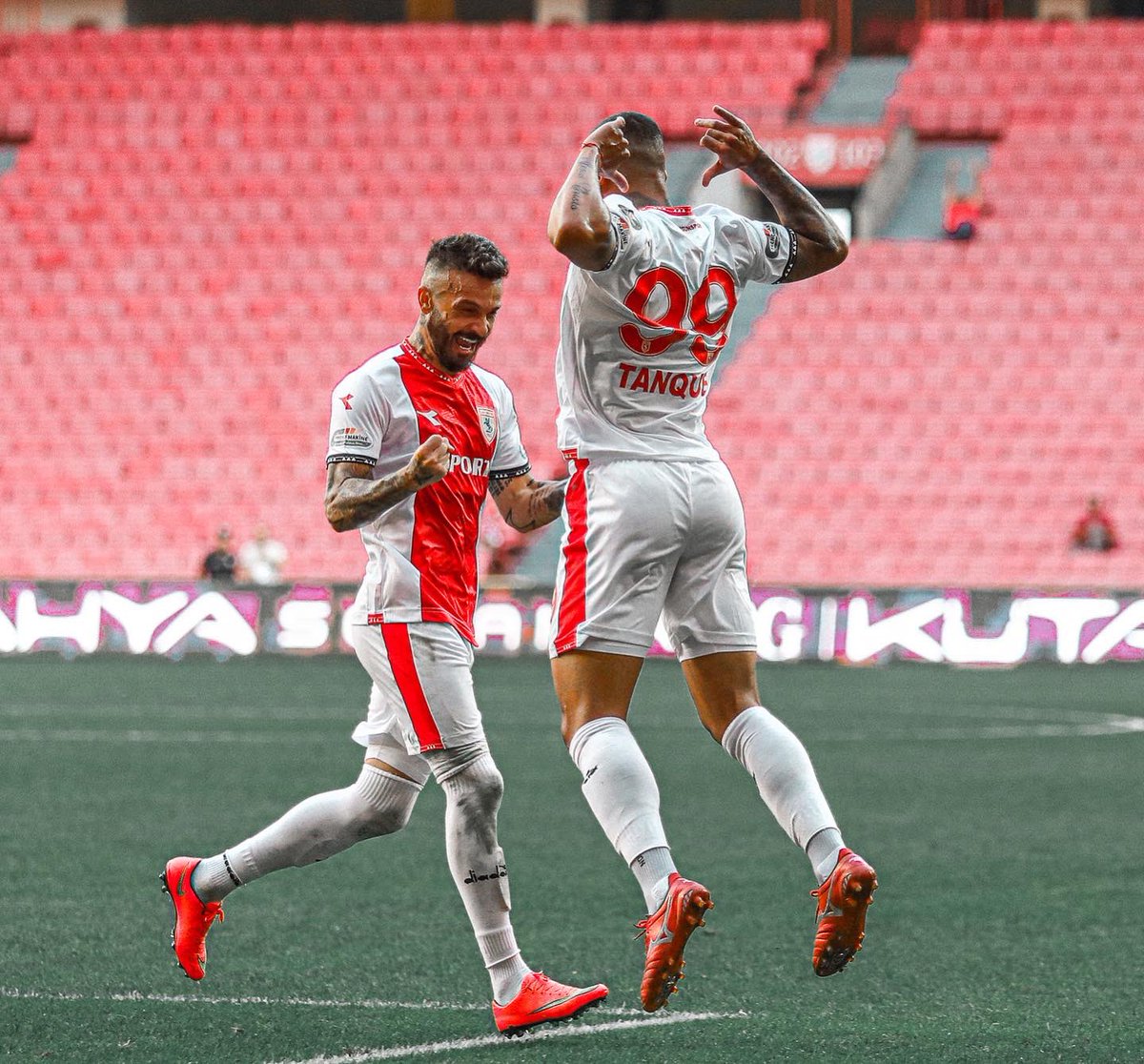 store55official's tweet photo. Tebrikler bizim takım! ❤️🤍
https://t.co/7bXYmaeDXb
#SAMvSAK #Samsunspor https://t.co/oZ89IlXAGT