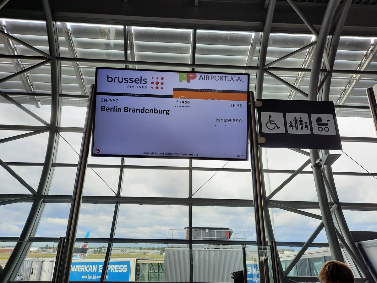 S_Knippenberg's tweet photo. Departure to Germany... Looking forward to learn and discuss at #BiomembraneDays22 
@DimovaLab - Curious about the fluorescence and excited states of Laurdan in larger vesicles 🙂 https://t.co/wuC2CpkDv6