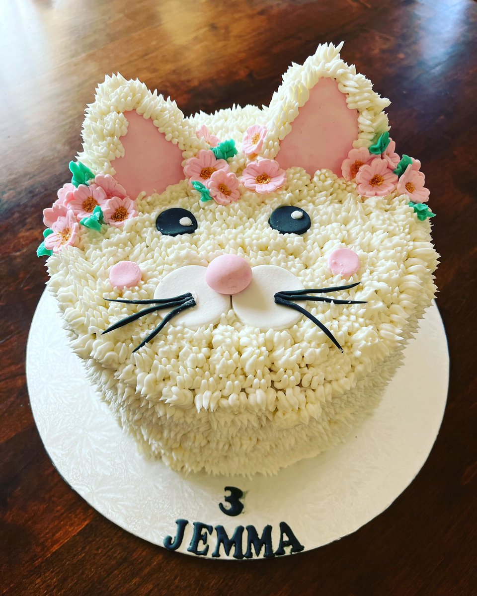 xolis_cakes's tweet photo. #kittycat #rainbowcake #piggycake #buttercream #buttericing #cakes #cakedecorating #cakeart https://t.co/83ESm5xkQT