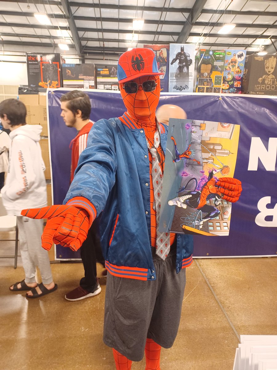 Picked up 2100 Samurai by @ProjectAxis1 with <a href="/ArvellJones/">Arvell Jones</a> cover signed. <a href="/vonbuskirk_art/">Jeff VonBuskirk</a> stopped by to get his latest masterpiece! Hanging out <a href="/PVDMVP/">John Orlando</a> &amp; Hipster #Spiderman at the @MonroePopFest