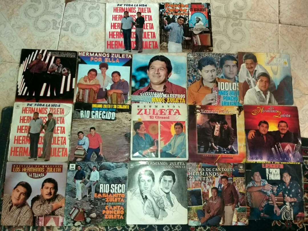 Tavolopezac's tweet photo. @PonchoZuleta Al pulmón de oro 🎶 colección de discos LP de mi papá que se encuentra en el cielo 🤲🎉 https://t.co/GShsQiR4GY