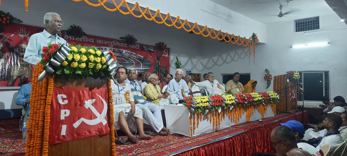 CPIBihar's tweet photo. भारतीय कम्युनिस्ट पार्टी बिहार राज्य परिषद का 24वां राज्य सम्मेलन बांका जिले के धोरैया  के शहीद वासुदेव यादव नगर में प्रतिनिधि सत्र को सम्बोधित करते राष्ट्रीय महासचिव पूर्व राज्यसभा सांसद कॉमरेड डी राजा
@ComradeDRaja
@cpofindia
#Cpi
#CpiStateConference2022
#CpiBihar
#Banka https://t.co/pT7fIQdNz7