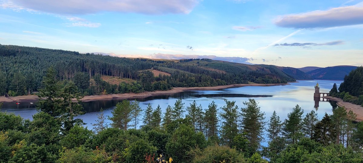EyesEvs's tweet photo. Golygfa hyfryd o Lyn Efyrnwy. Fantastic view of Lake Vyrnwy @StormHour @ItsYourWales @ThePhotoHour @S4Ctywydd @DerekTheWeather @croesocymru @LakeVyrnwyHotel @RSPBLakeVyrnwy @visitwales https://t.co/r2swtb1FoH