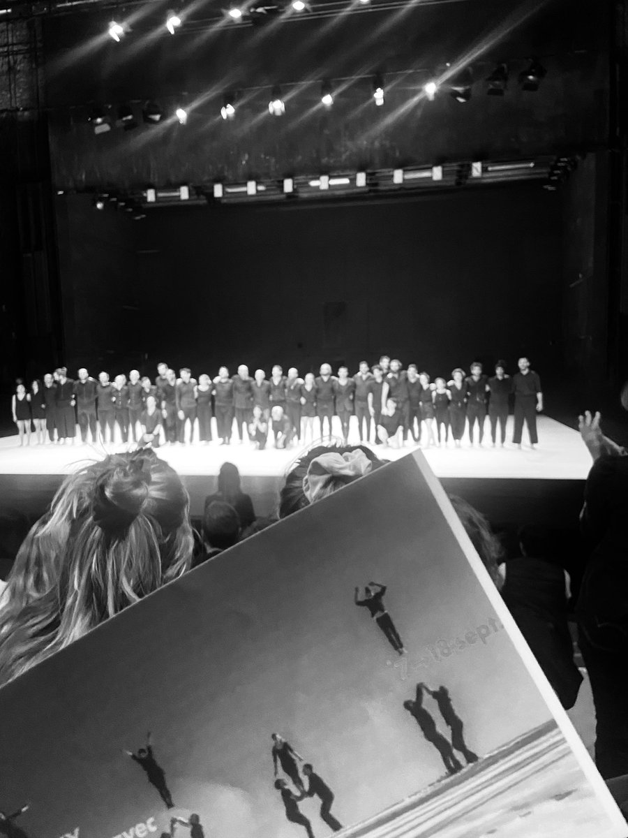 tournier_chloe's tweet photo. La #CompagnieXY en mode XXL pour @JEP @TheatreChaillot avec 35 danseurs sur scène pour un #Mobius augmenté 🤩 https://t.co/EIcNLJiZEY