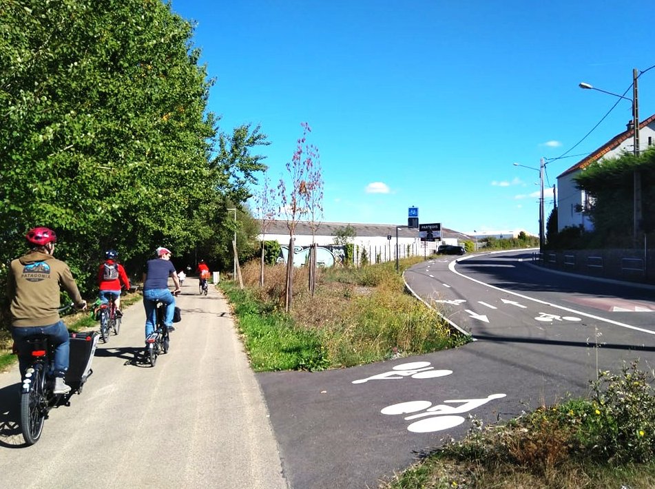 flolevillain's tweet photo. À Saint-Brieuc, la ville a débuté l'aménagement de la nouvelle voie verte "Hentig Glas" qui reliera en 2024 la gare SNCF au port du Légué, permettant de desservir plusieurs pôles importants (fac, lycées, zones commerciales). 🚲🚶🌱

Découvrez le premier tronçon dans ce thread ⤵️ https://t.co/k9pu5Aj6PB