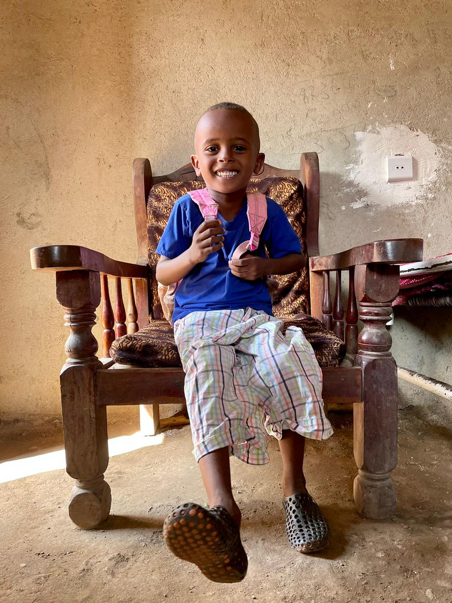 UNICEFSudan's tweet image. #ReopenSchoolsNow: 6-year-old Adam is excited to start the new school year in #Kassala, #Sudan and has his school bag ready!  

Repeated school closures have put the education of almost 7 million children in #Sudan at risk.  

It is key that schools reopen now &amp;amp; remains open.