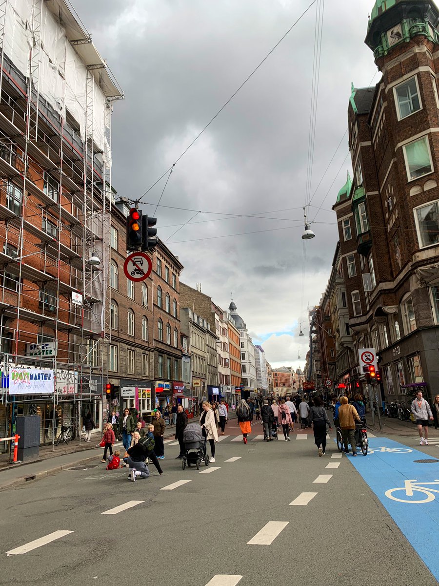 HuttuNa's tweet photo. #CarFreeSunday in #Nørrebro. 🌱🥰 People strolling around and making good use of the space. No cars, no rush, no noise. #climate #humansized https://t.co/WDMEzDaCqi