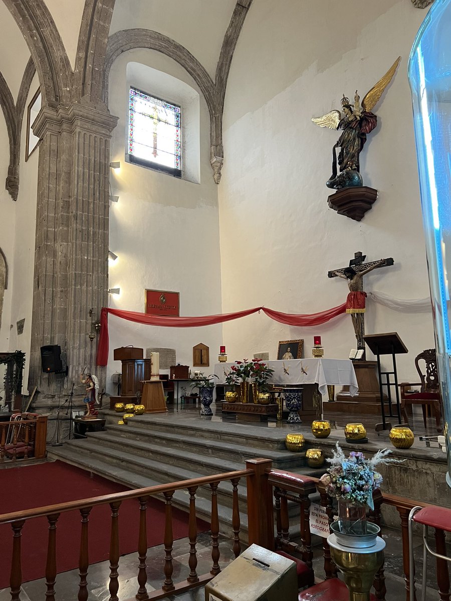 Me sorprende que muchas personas aún piensan que Hernán Cortés está enterrado en España, cuando sus restos descansan en el centro histórico de la #CDMX, en un nicho casi oculto, casi olvidado en el templo de Jesús Nazareno. Comparto mis fotografía sobre esta ubicación #historia