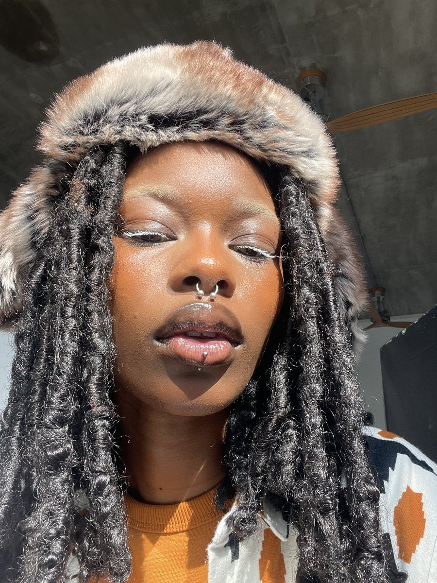 kitschwitchh's tweet photo. white lashes and brows might be my new thing https://t.co/xwLYUcuZb6
