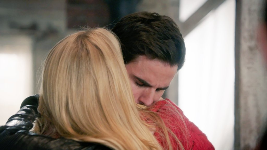 EnchantedSwans's tweet photo. ✨ CS Collection
CS hugging | 4x16-17
❤️❤️❤️
#captainswan #emmaswan #killianjones #jennifermorrison #colinodonoghue #onceuponatime #ouats4 #cscollection #cshug #cshugging #captainswanhug https://t.co/3vClHkvLP7