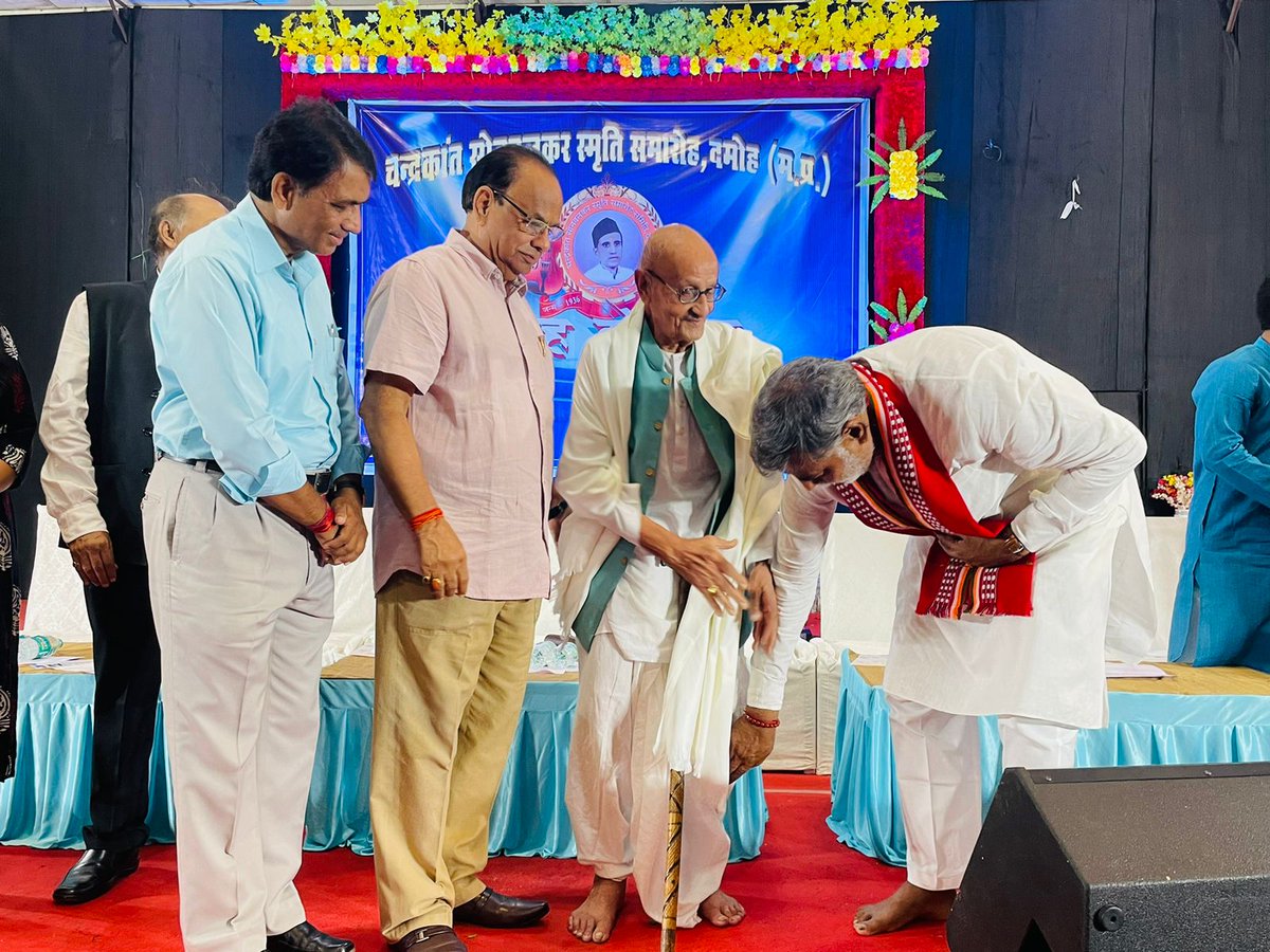 prahladspatel's tweet photo. चंद्रकांत सोनवलकर जी की स्मृति में आयोजित कार्यक्रम में दमोह क्षेत्र के वरिष्ठजन श्री विपिन कुमार टण्डन जी, श्री लक्ष्मीचंद जैन जी का सम्मान कर उनका आशीर्वाद प्राप्त करने का सौभाग्य मिला।
@PMOIndia @BJP4India @BJP4MP @PROJSDamoh @bjp_damoh https://t.co/CdFwOi6Hhj