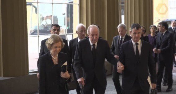ume_umes's tweet photo. El Rey Juan Carlos I ha llegado acompañado de la Reina Doña Sofía al palacio de Buckingham.
@RoyalFamily https://t.co/H4INCe799L