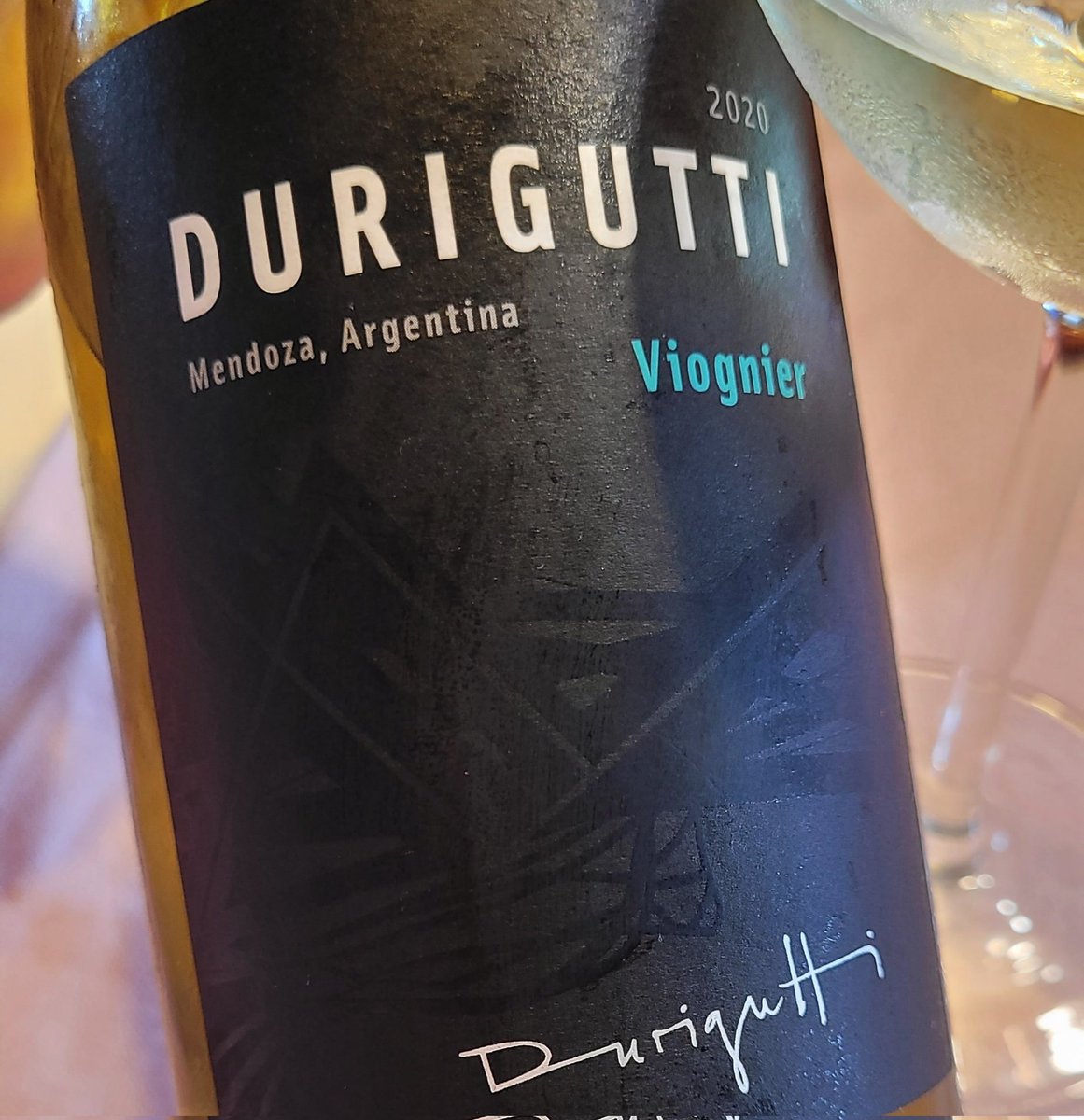 Durigutti Viognier de nuevo en stock! Hermosa versión de esta cepa de los hermanos <a href="/DuriguttiWines/">Durigutti Winemakers</a>. Ideal para amar a esta uva de la que no abundan los varietales argentinos.